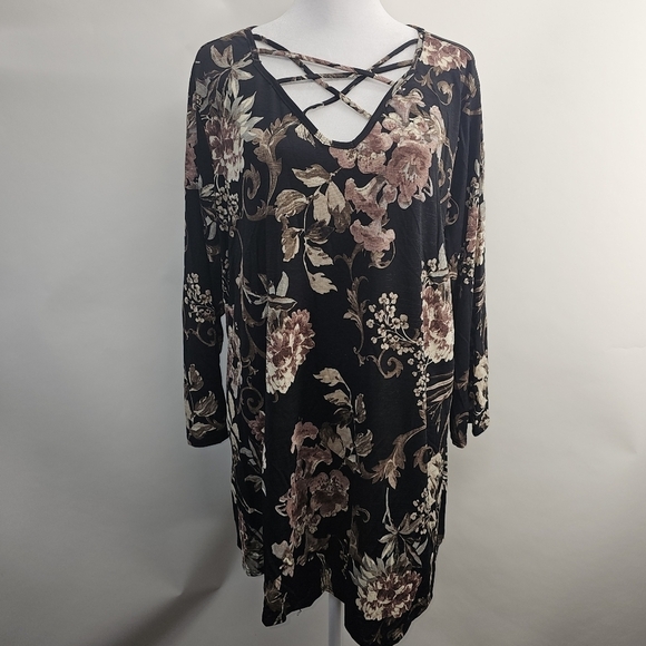 Avenue size 18/20 black with mauve floral half sleeve blouse. - Picture 1 of 8